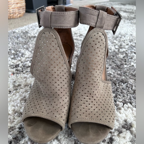 Target Heels - Picture 2 of 4